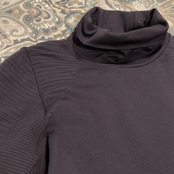 Athleta turtleneck, long sleeve, ribbed shirt with thumb holes - Picture 4 of 8